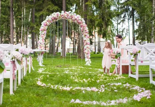 The Pros and Cons of Indoor and Outdoor Wedding Ceremonies